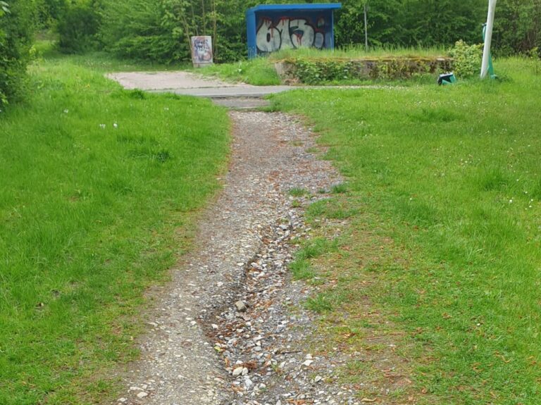 Reparatur eines Fußweges im „Auenpark“